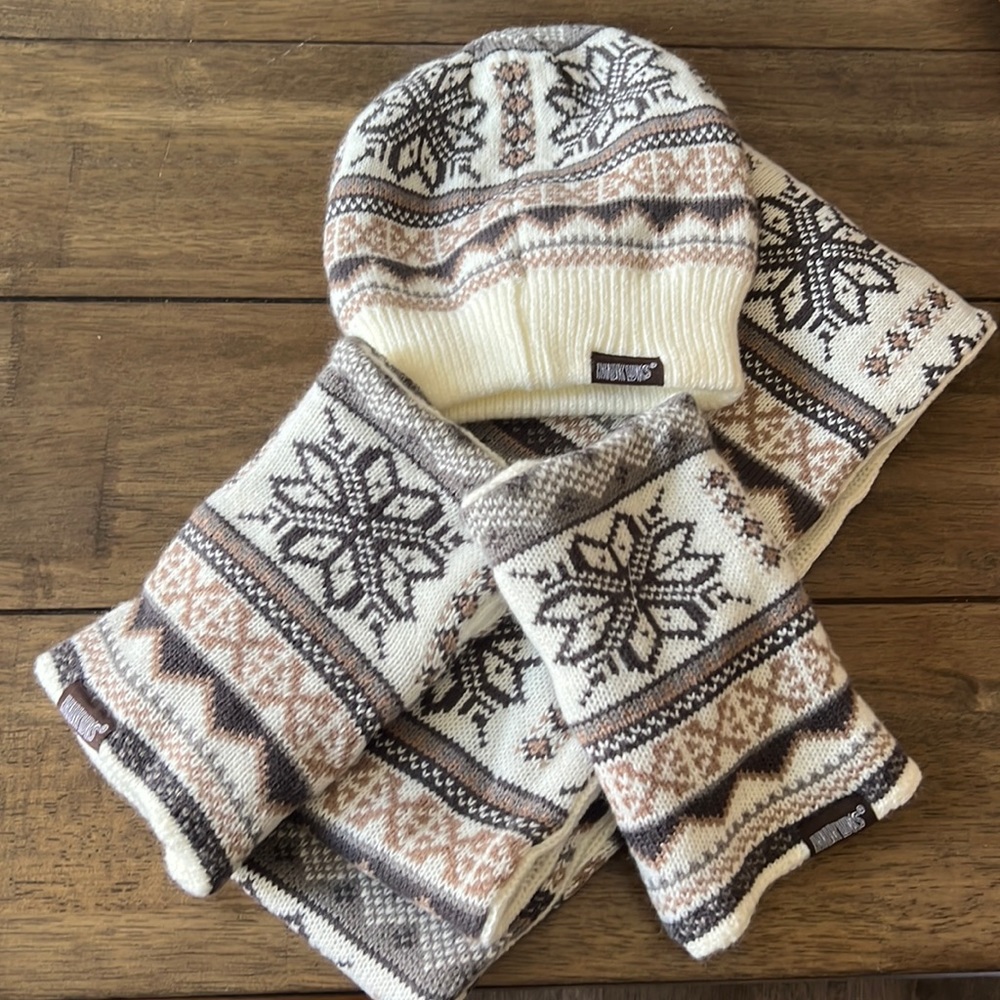 Mukluks hat, hand warmer, scarf set.